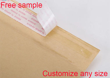 Os encarregados do envio da correspondência recicláveis da bolha do papel de embalagem que enviam envelopes amarelam malotes selados do invólucro com bolhas de ar