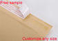 Os encarregados do envio da correspondência recicláveis da bolha do papel de embalagem que enviam envelopes amarelam malotes selados do invólucro com bolhas de ar